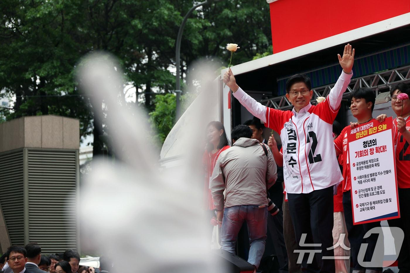 본문 이미지 - 김문수 국민의힘 대선 후보가 19일 서울 청계광장에서 정책발표 후 인사를 하고 있다. (공동취재) 2025.5.19/뉴스1 ⓒ News1 김민지 기자