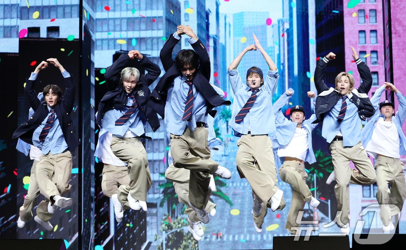 라이즈(RIIZE)가 19일 오전 서울 용산구 블루스퀘어에서 가진 첫 정규 앨범 '오디세이(ODYSSEY)' 발매 기념 쇼케이스에서 타이틀 곡 'Fly Up'(플라이 업)을 선보이고 있다, 2025.5.19/뉴스1 ⓒ News1 권현진 기자