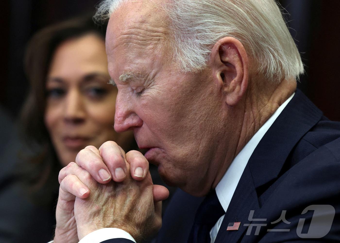 본문 이미지 - 조 바이든 미국 대통령이 지난 1월 9일 워싱턴 백악관에서 로스앤젤레스의 산불 관련 브리핑을 받고 있다. 바이든 전 대통령은 18일&#40;현지시간&#41; 최근 뼈로 전이된 전립선암 진단을 받은 것으로 알려졌다. 2025.05.19 ⓒ 로이터=뉴스1 ⓒ News1 우동명 기자
