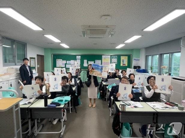 본문 이미지 - 전북 익산시가 전국 최초로 늦깎이 학생들을 위한 확대 교과서를 제작했다.(익산시 제공. 재판매 및 DB 금지)