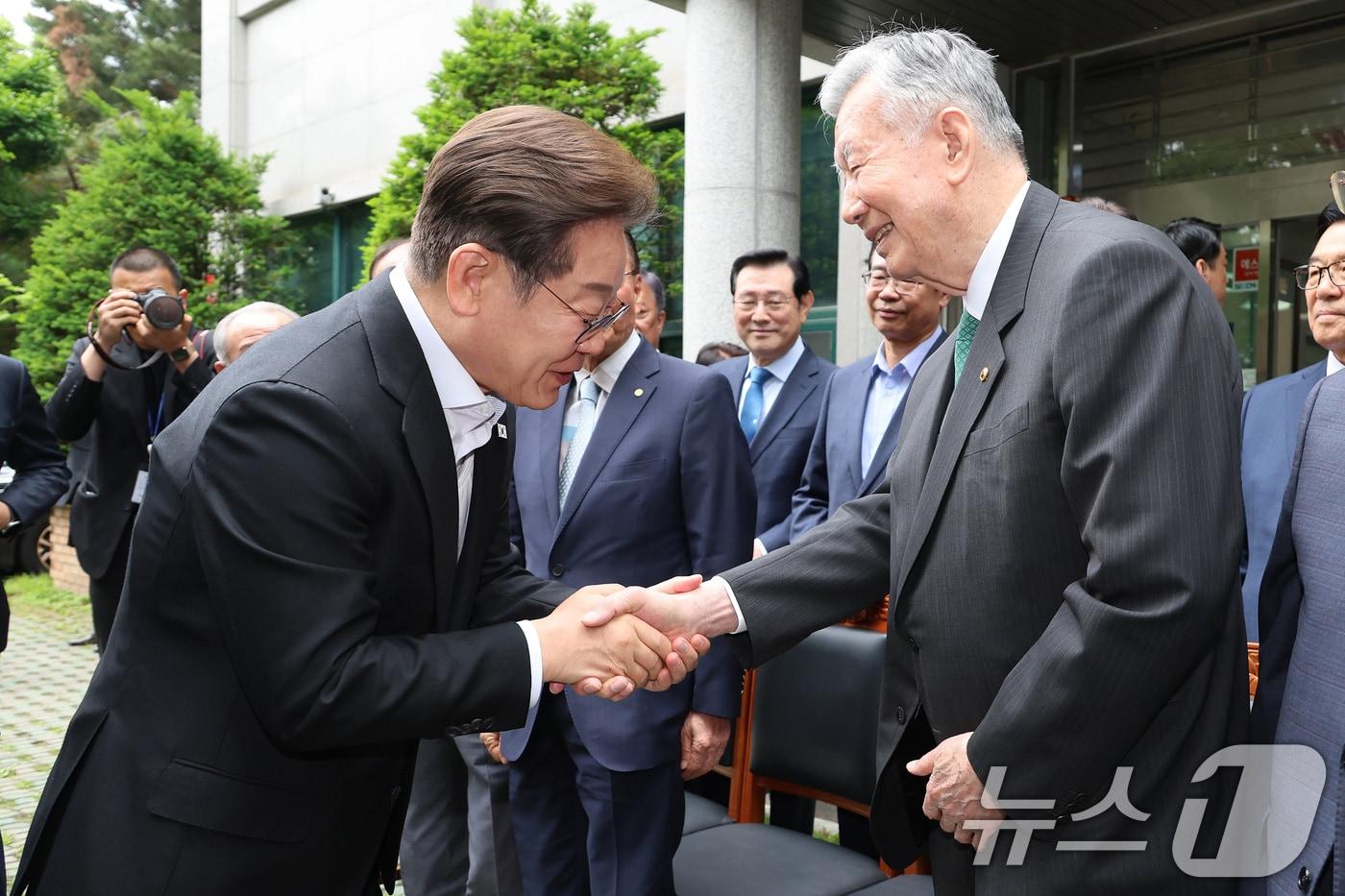 본문 이미지 - 이재명 더불어민주당 대통령 후보가 19일 서울 용산구 대한노인회관을 찾아 이중근 회장과 인사를 나누고 있다. (공동취재) 2025.5.19/뉴스1 ⓒ News1 안은나 기자