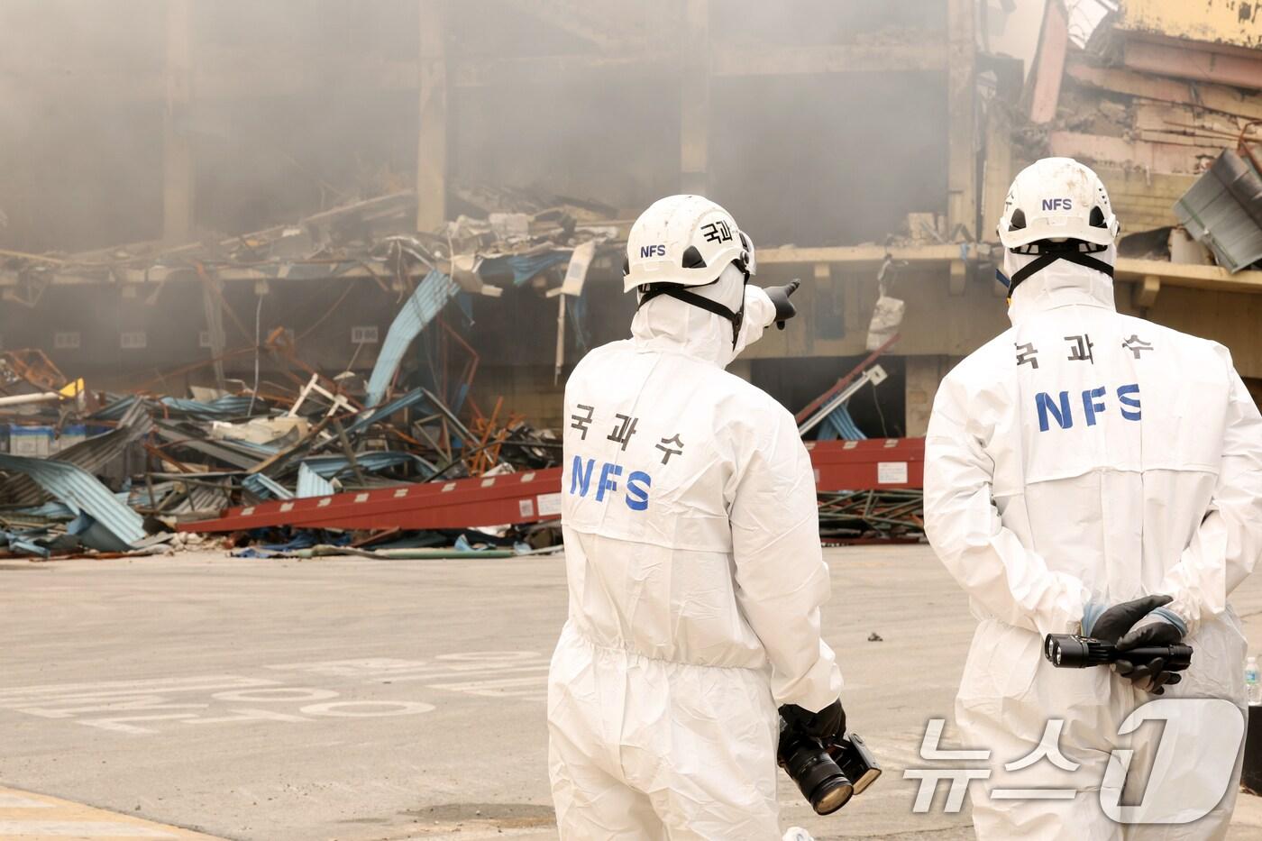 본문 이미지 - 19일 오전 광주 광산구 소촌동 금호타이어 광주공장 화재 현장에 감식을 위해 국립과학수사연구원(국과수)이 현장을 살피고 있다. 2025.5.19/뉴스1 ⓒ News1 이승현 기자