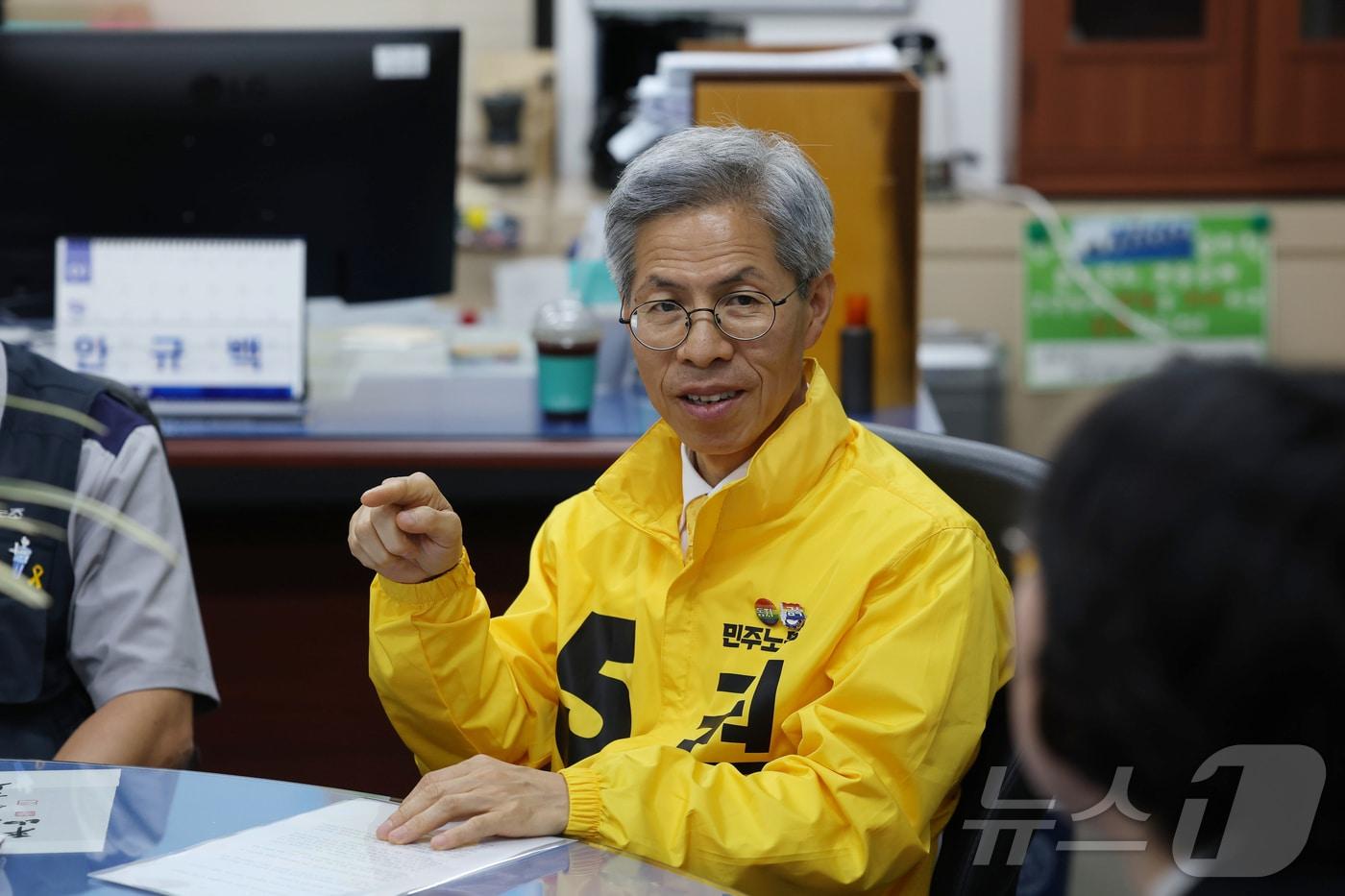 권영국 민주노동당 대통령 후보가 19일 오전 정책협약을 체결을 위해 인천 부평구 한국지엠&#40;GM&#41; 부평공장을 찾아 안규백 전국금속노동조합 한국지엠지부장 등과 대화하고 있다. &#40;민주노동당 제공, 재판매 및 DB 금지&#41; 2025.5.19/뉴스1