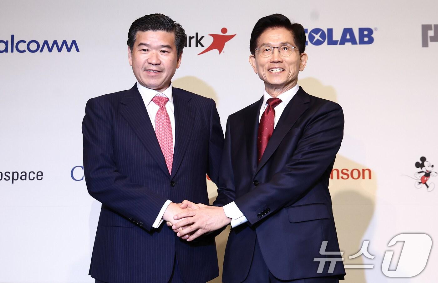 김문수 국민의힘 대통령 후보가 19일 서울 종로구 포시즌스호텔에서 열린 주한미국상공회의소(암참) 간담회에서 제임스 김 암참 회장과 기념촬영을 하고 있다. 2025.5.19/뉴스1 ⓒ News1 김민지 기자