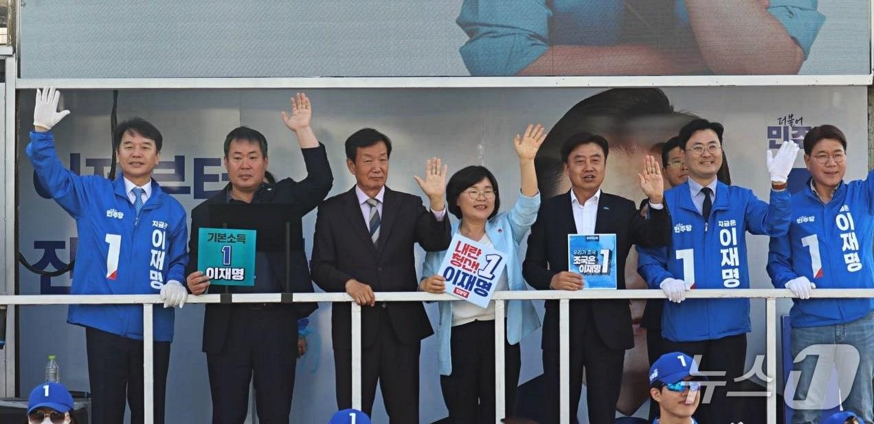 본문 이미지 - 19일 충남 천안에서 민주당 이재명 대선 후보 지지 합동 유세하는 야4당 충남도당 위원장과 이용길 광장대선 충남연대 공동대표.(광장대선충남연대 제공. 재판매 및 DB금지)