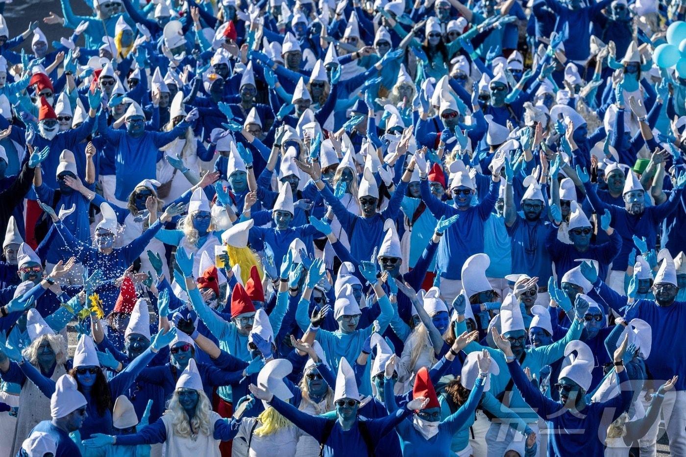 17일(현지시간) 프랑스 서부 랑데르노에서 스머프 의상을 입은 참가자들이 세계 최대 스머프 모임 기록을 깨기 위한 행사에 참여하고 있다. 최고 기록은 독일이 갖고 있는데, 랑데르노 참가자들은 5년 동안 두 번의 실패 끝에 다시 이날 도전에 나섰다. 2025.05.17. ⓒ AFP=뉴스1 ⓒ News1 권영미 기자