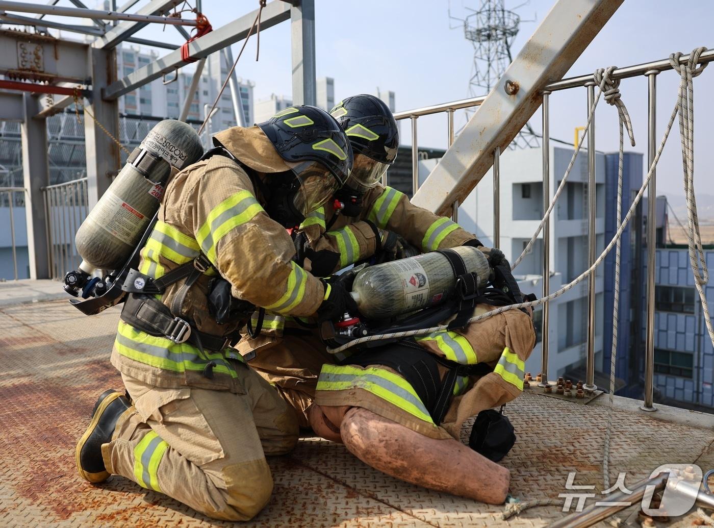 본문 이미지 - 제천소방서 소방관들이 전국 대회를 앞두고 '동료구조(공기통교환)' 훈련을 펼치고 있다.(제천소방서 제공)/뉴스1 