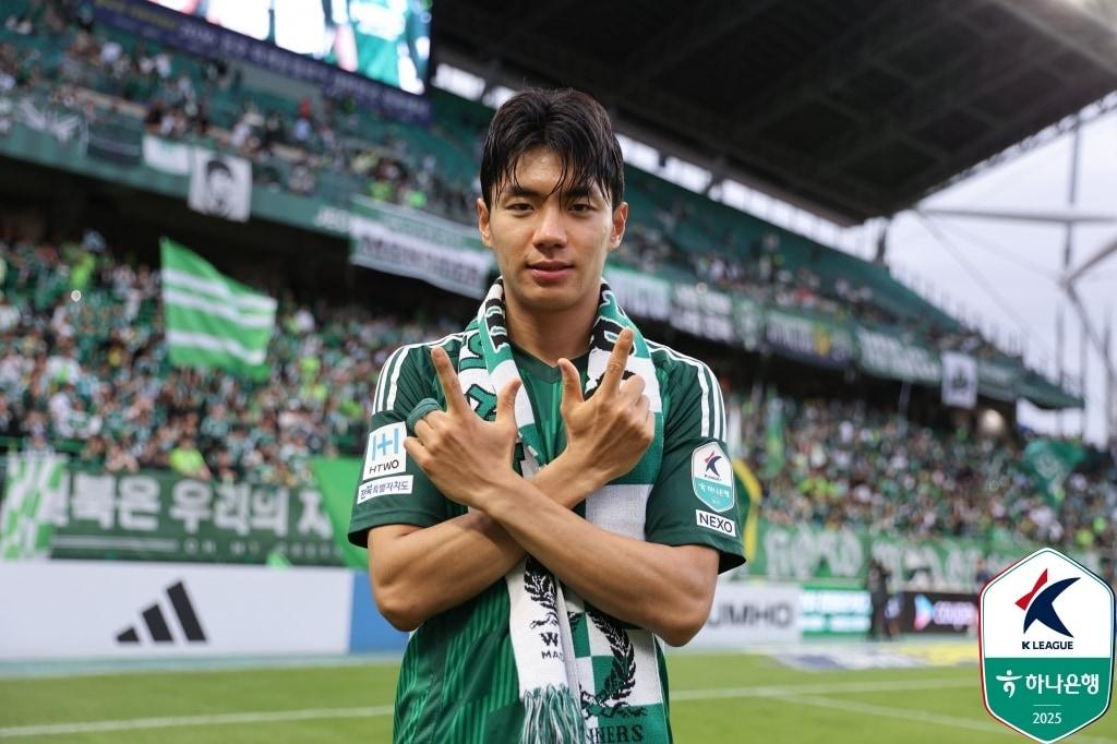 본문 이미지 - 전북현대의 새로운 해결사 전진우. 10골로 주민규를 제치고 득점 선두로 뛰어올랐다. (한국프로축구연맹 제공)