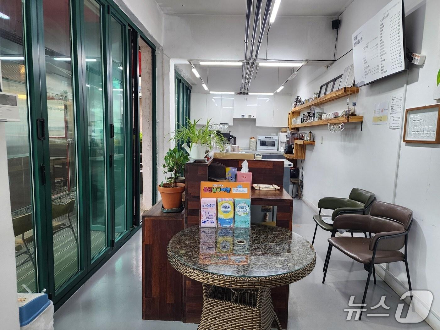 본문 이미지 - 울산 남구가 식당, 카페, 숙박업소 등 지역 상권을 대상으로 관광홍보물을 비치한다고 19일 밝혔다.(울산 남구 제공. 재판매 및 DB 금지) /뉴스1