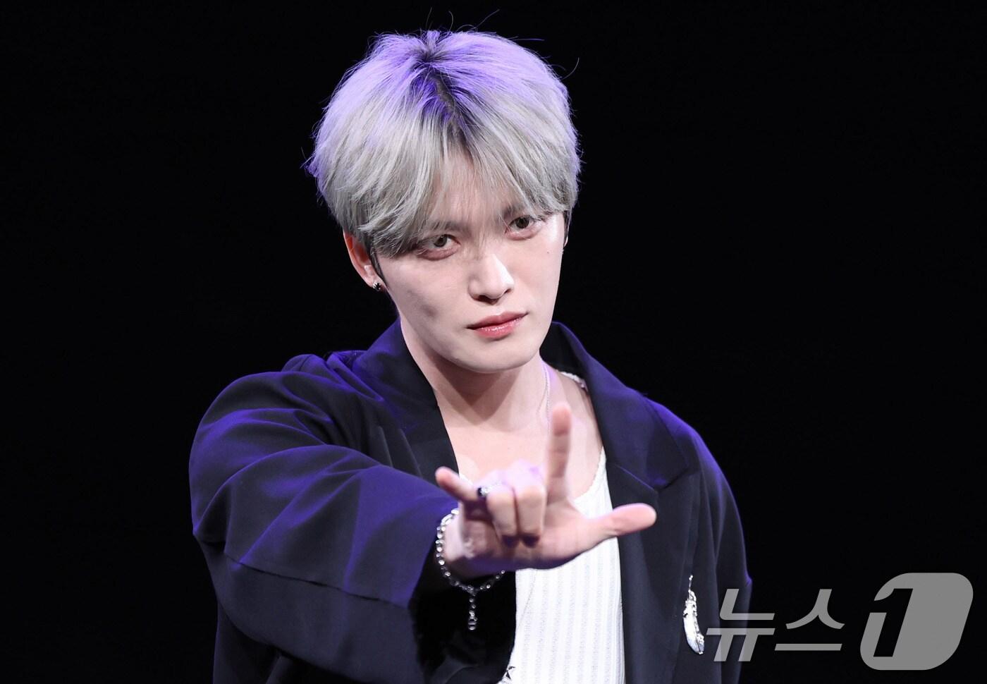 본문 이미지 - 김재중이 19일 오후 서울 상암동 MBC 골든마우스홀에서 열린 EP '뷰티 인 카오스'(Beauty in Chaos) 발매 기념 기자간담회에서 포즈를 취하고 있다. 2025.5.19/뉴스1 ⓒ News1 박지혜 기자