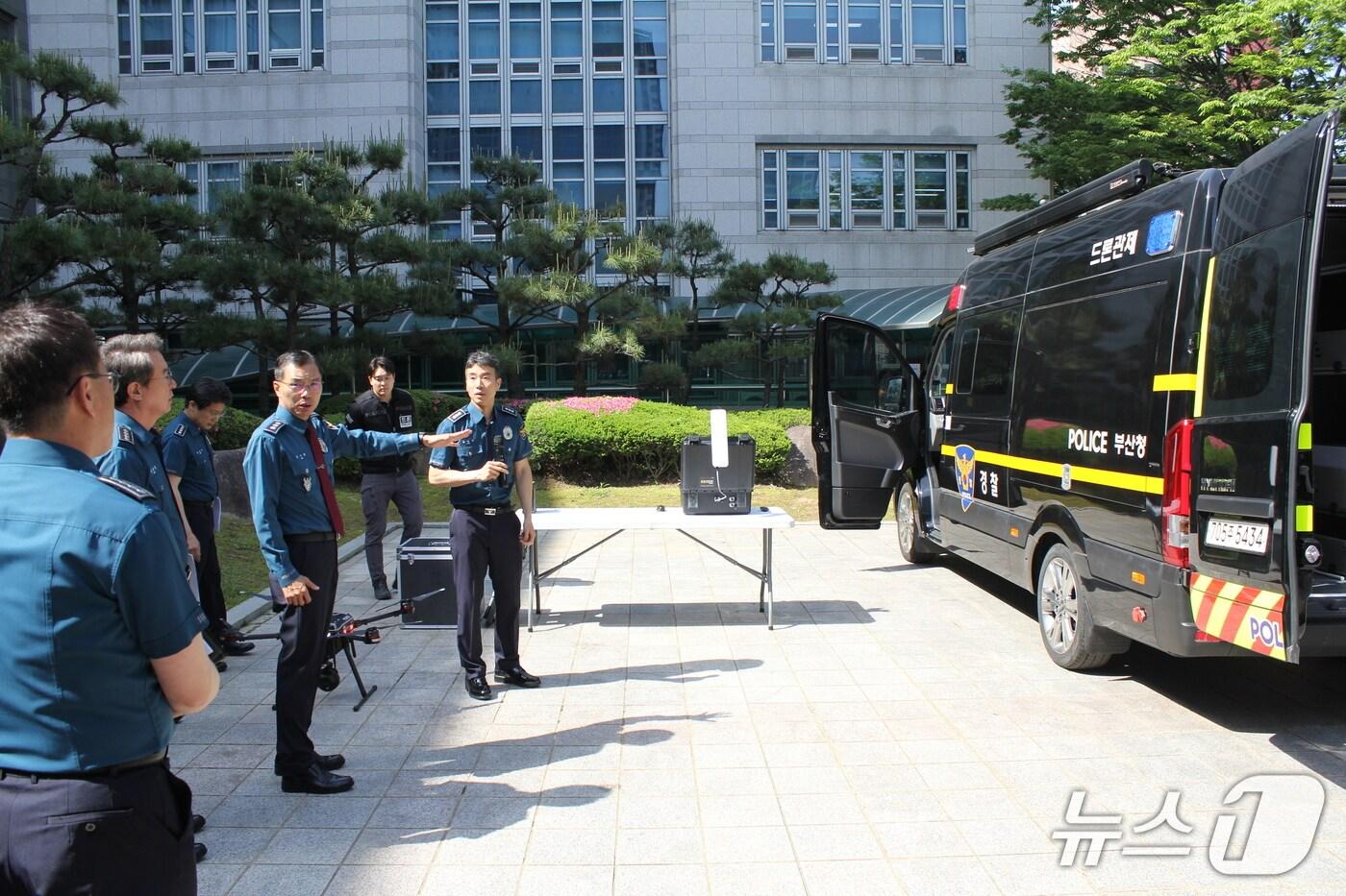 본문 이미지 - 19일 부산경찰청에서 드론 영상 관제차량 시연회가 진행되고 있다.(부산경찰청 제공. 재판매 및 DB 금지회