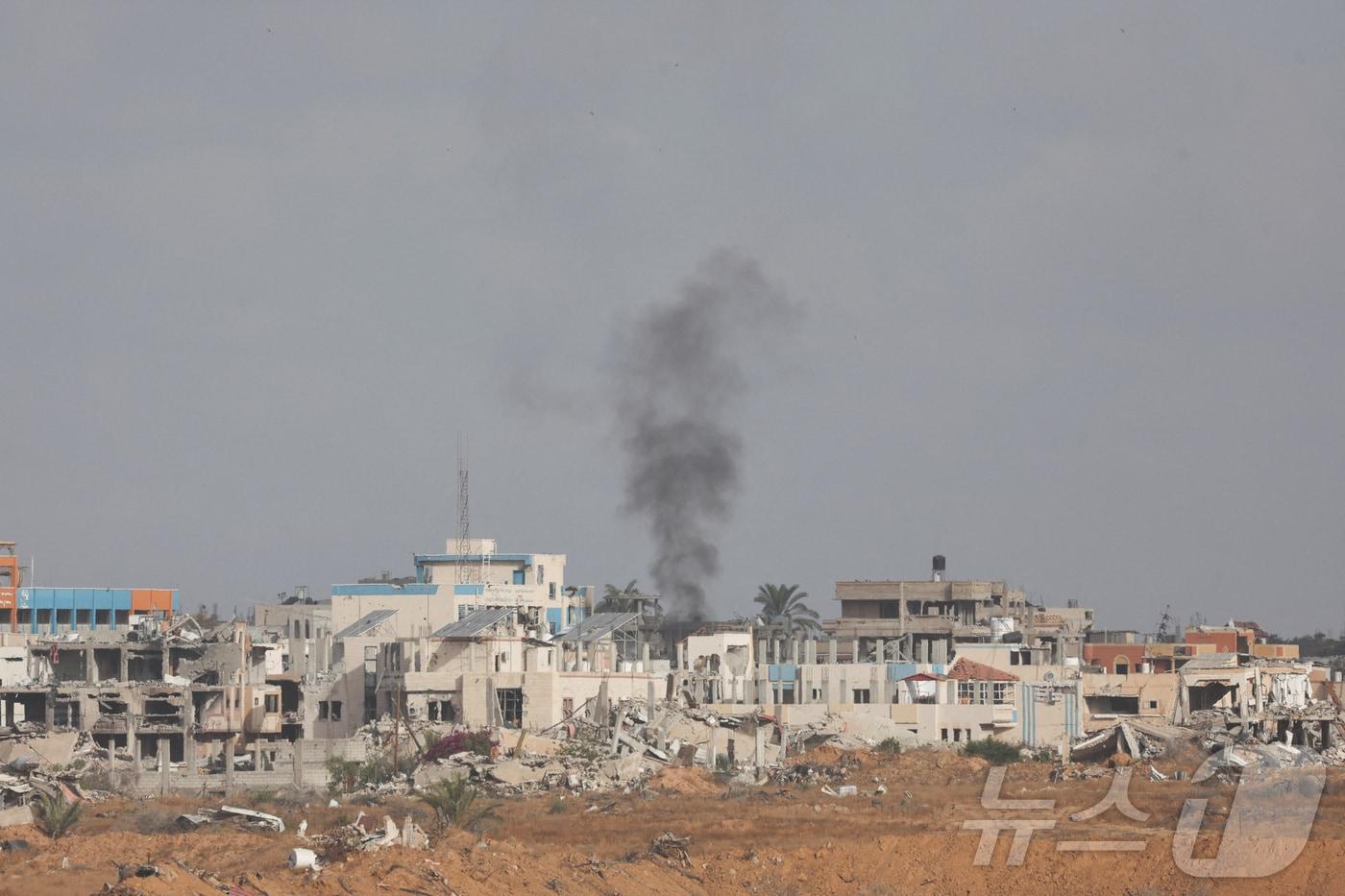 이스라엘의 군사 활동 이후에 19일&#40;현지시간&#41; 팔레스타인 가지 지구에서 검은 연기가 피어오르고 있다. 2025.05.19 ⓒ 로이터=뉴스1 ⓒ News1 최종일 선임기자