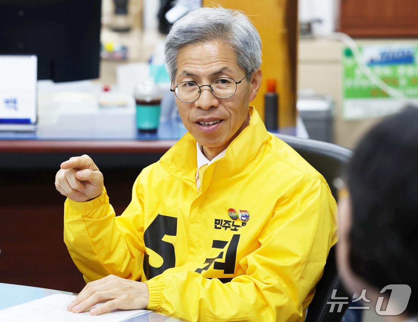 본문 이미지 - 권영국 민주노동당 대통령 후보가 19일 오전 정책협약을 체결을 위해 인천 부평구 한국지엠(GM) 부평공장을 찾아 안규백 전국금속노동조합 한국지엠지부장 등과 대화하고 있다. (민주노동당 제공, 재판매 및 DB 금지) 2025.5.19/뉴스1