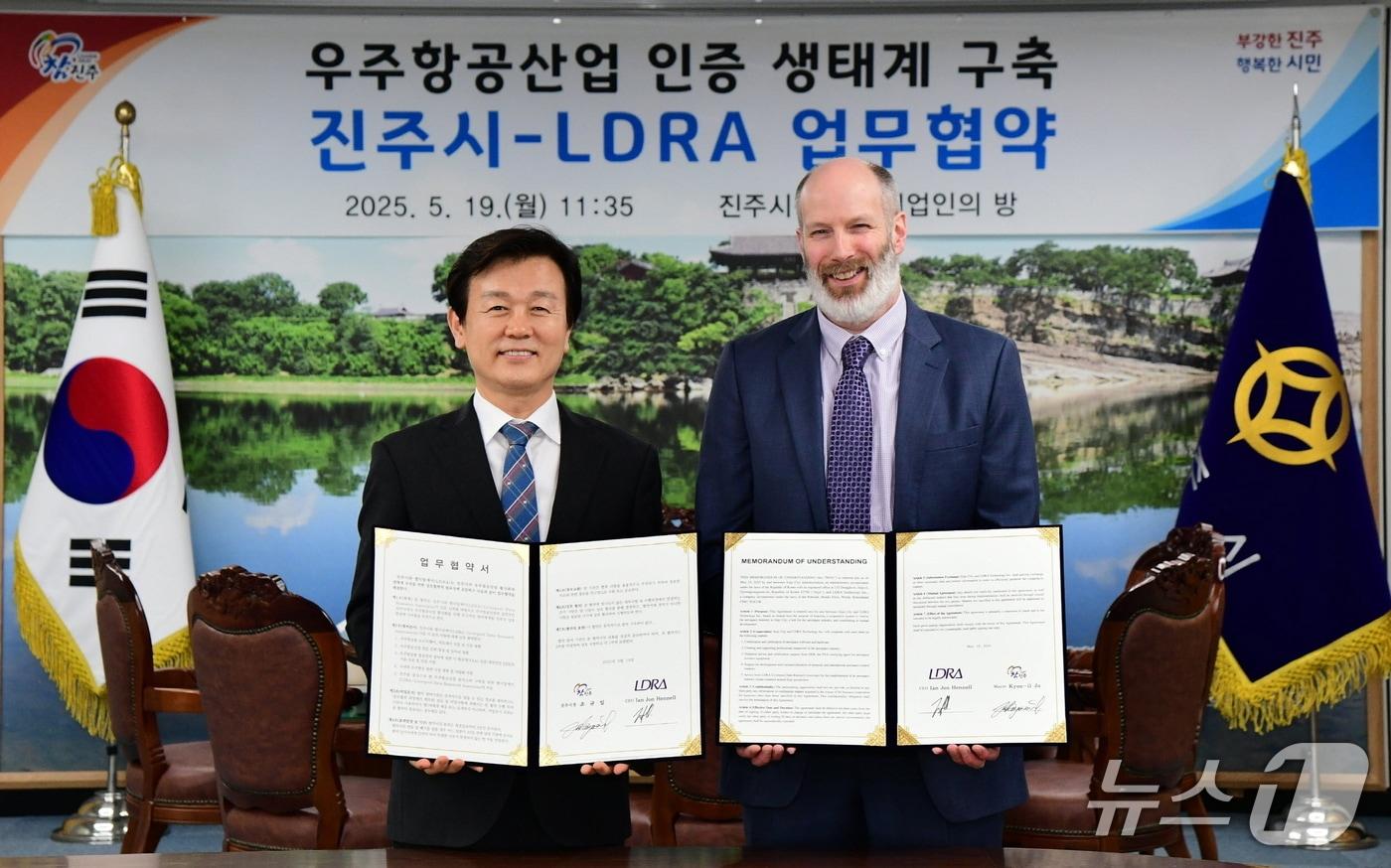 본문 이미지 - 조규일 진주시장(왼쪽)과 이안 존 헤넬 엘디알에이 대표가 19일 진주시청 기업인의 방에서 우주항공 분야 협력 업무 협약을 체결하고 있다.