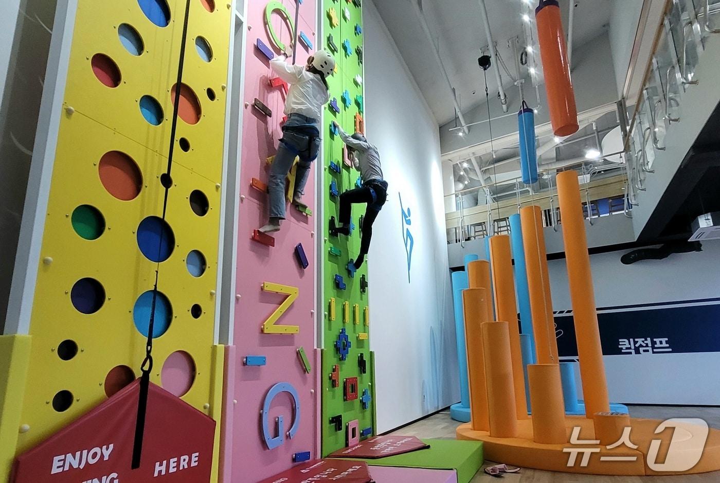 순창 발효테마파크 내에 마련된 암벽등반 시설 체험 모습.(순창군 제공. 재판매 및 DB금지)/뉴스1  