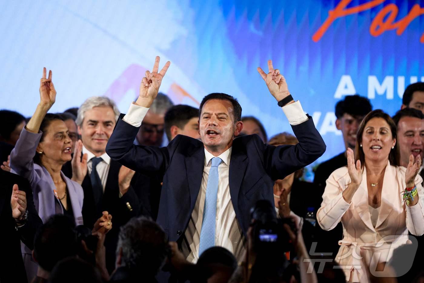 루이스 몬테네그루 포르투갈 총리가 19일(현지 시간) 리스본에서 조기 총선 승리를 기뻐하고 있다. 전날 치러진 포르투갈 총선에서 몬테네그루 총리가 이끄는 중도우파 민주동맹 그룹이 최다 의석을 차지했다. 2025.05.19 ⓒ AFP=뉴스1 ⓒ News1 최종일 선임기자