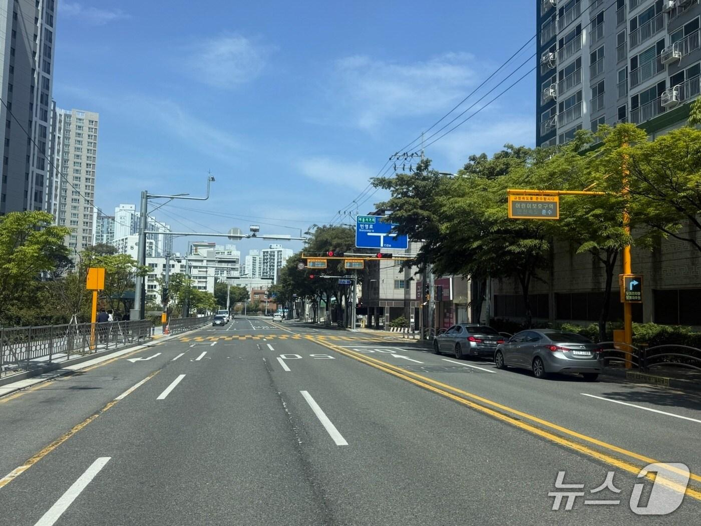 본문 이미지 - 울산 남구가 어린이보호구역 3개소(도산초, 동백초, 용연초)에 스마트 교통환경 개선을 위한 ‘스마트 횡단보도 설치 사업’을 완료했다고 19일 밝혔다.(울산 남구 제공. 재판매 및 DB 금지) /뉴스1