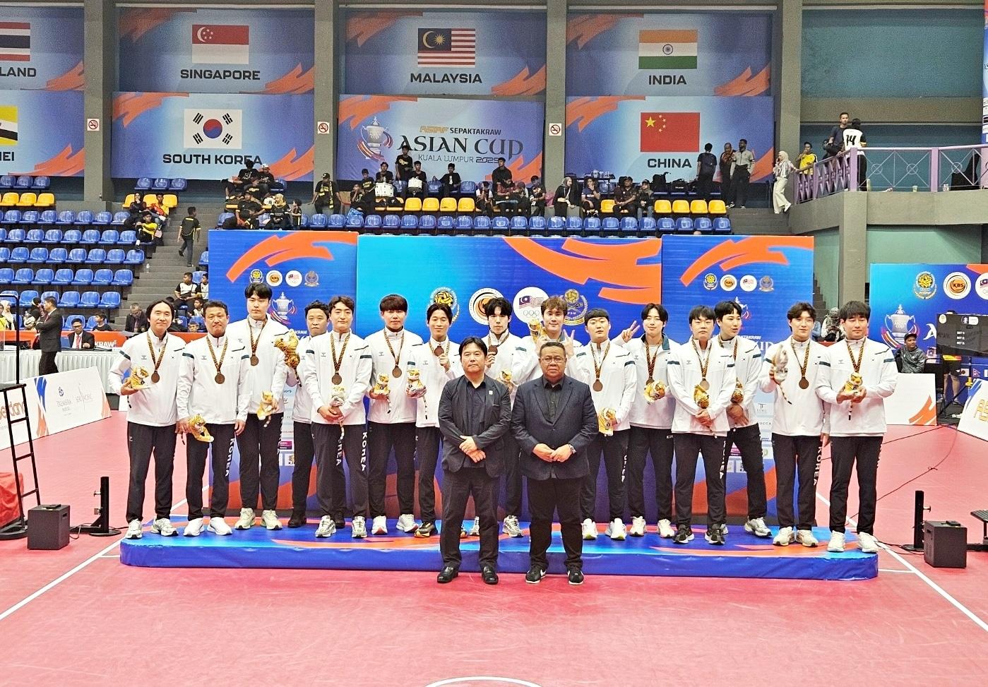 본문 이미지 - 한국 남자 세팍타크로 대표팀이 2025 아시안컵 세팍타크로대회에서 동메달 2개를 따냈다. (대한세팍타크로협회 제공)