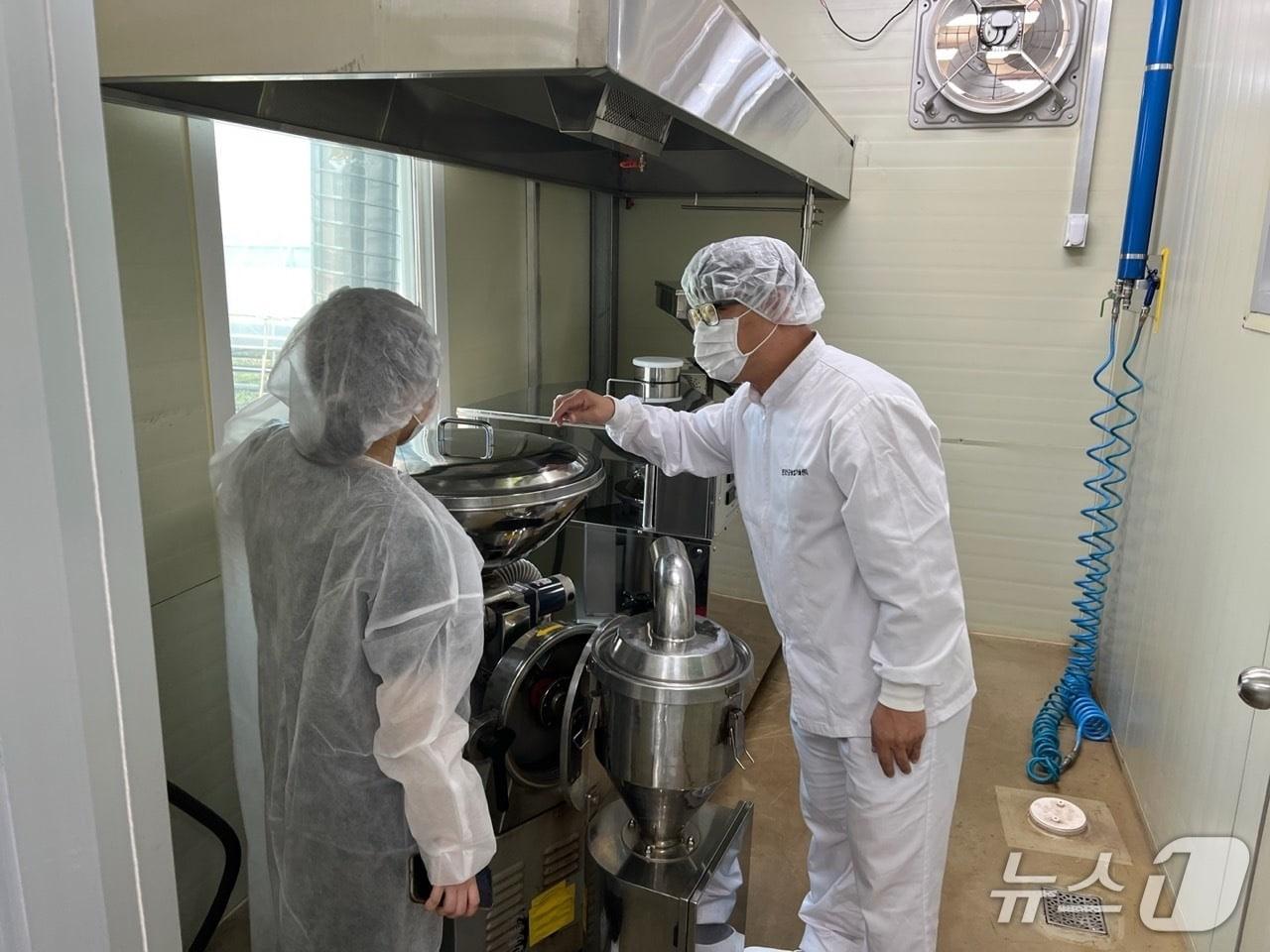 본문 이미지 - 전북 진안군 농산물종합가공센터가 생산하는 7개 식품유형 가운데 유효기간 만료가 도래한 6개 품목이 식품안전관리인증기준 재인증을 획득했다.(진안군제공. 재판매 및 DB제공)2025.5.19/뉴스1