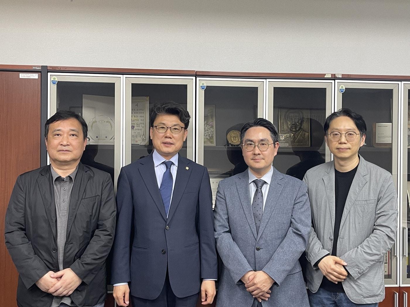 본문 이미지 - 사진 왼쪽부터 유기윤 한국디지털헬스산업협회 상임이사, 진성준 민주당 정책위의장 겸 제21대 대선 민주당 중앙선대위 정책본부장, 김영웅 한국디지털헬스산업협회 회장, 배민철 한국디지털헬스산업협회 사무국장.(디산협 제공)