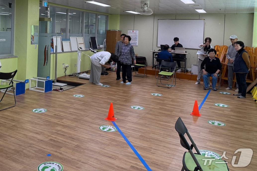 본문 이미지 - 19일 경북 포항시설관리공단 포항체력인증센터는 북구 두호동 노인복지회관에서 노인 100명을 대상으로 무료 체력 측정 및 맞춤형 운동처방을 진행했다고 밝혔다. (포항시설관리공단제공, 제판매 및 DB 금지) 2025.5.19/뉴스1