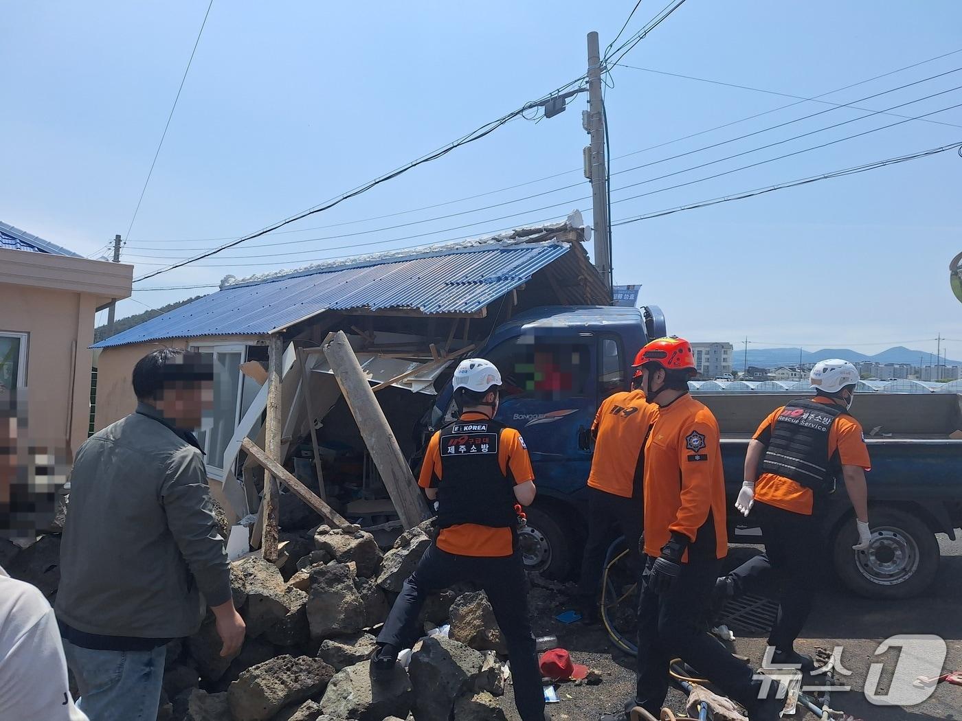 본문 이미지 - 19일 오전 10시46분쯤 제주시 애월읍 구엄리에서 1톤 트럭이 주택 벽면을 들이받았다.(제주도소방안전본부 제공. 재판매 및 DB 금지)