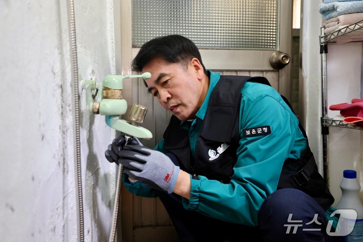 최재형 보은군수가 한 기초생활수급자 가정에서 욕실 배관 수리를 돕고 있다.(보은군 제공. 재판매 및 DB금지) /뉴스1 