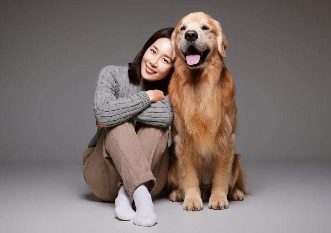본문 이미지 - 배우 문정희와 반려견 마누&#40;사진 문정희 인스타그램&#41; ⓒ 뉴스1