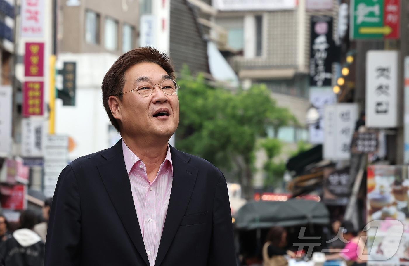 정문헌 서울 종로구청장이 서울 종로구 인사동 문화의거리를 걷고 있다. ⓒ News1 장수영 기자