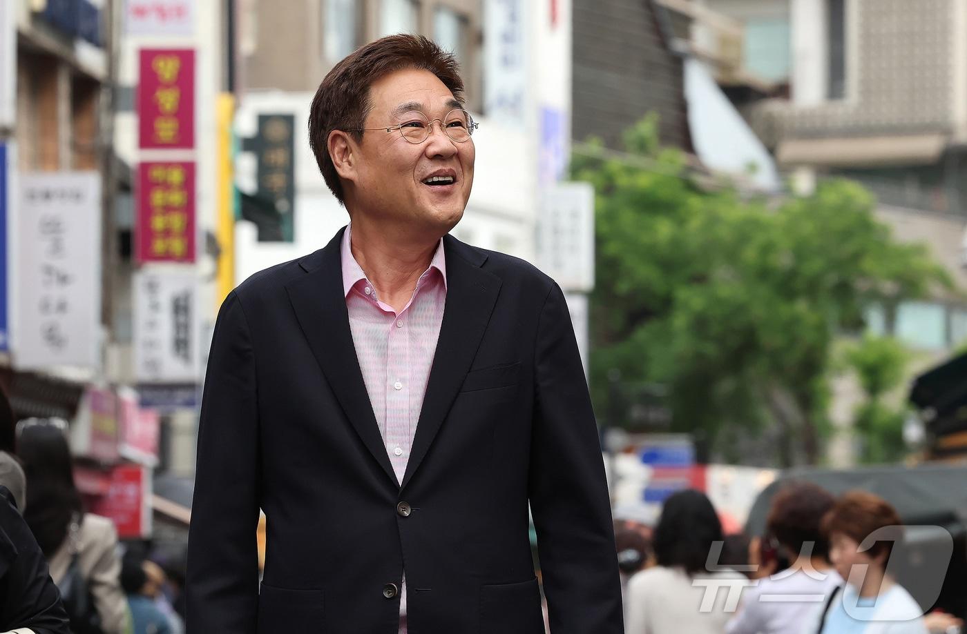 본문 이미지 - 정문헌 서울 종로구청장이 서울 종로구 인사동 문화의거리를 걷고 있다. ⓒ 뉴스1 장수영 기자