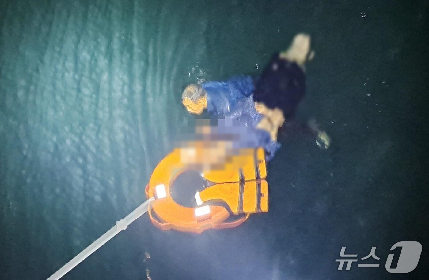 본문 이미지 - 지난 17일 밤 제주 서귀포시 법환포구 앞바다에서 이대웅 경사가 물에 빠진 시민을 구조하고 있다.(서귀포경찰서 제공. 재판매 및 DB 금지)