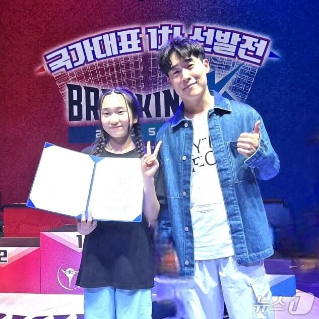 본문 이미지 - '2025 브레이킹K 국가대표 선발전 1차대회'에서 강아라 선수(사진 왼쪽)가 청소년 비걸 부문 3위를 차지했다. 사진 왼쪽은 조성국 라스트포원 대표.(전주시 제공, 재판매 및 DB 금지)/뉴스1