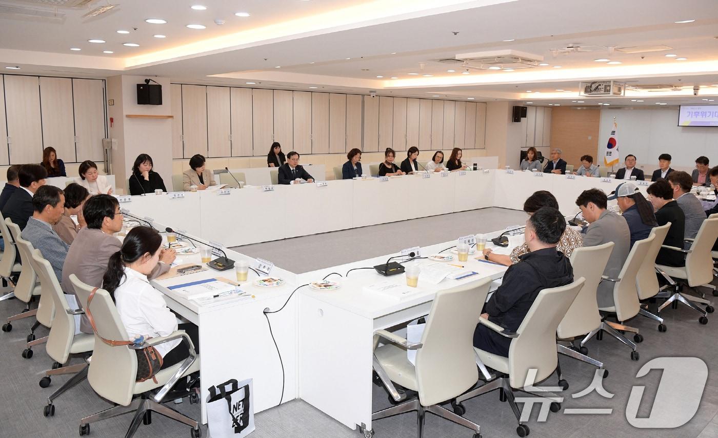 고광완 광주시 행정부시장이 19일 오후 시청 중회의실에서 열린 제2기 광주시 기후위기대응위원회 정기회의에 참석해 의견을 나누고 있다.(광주시 제공. 재판매 및 DB 금지) 