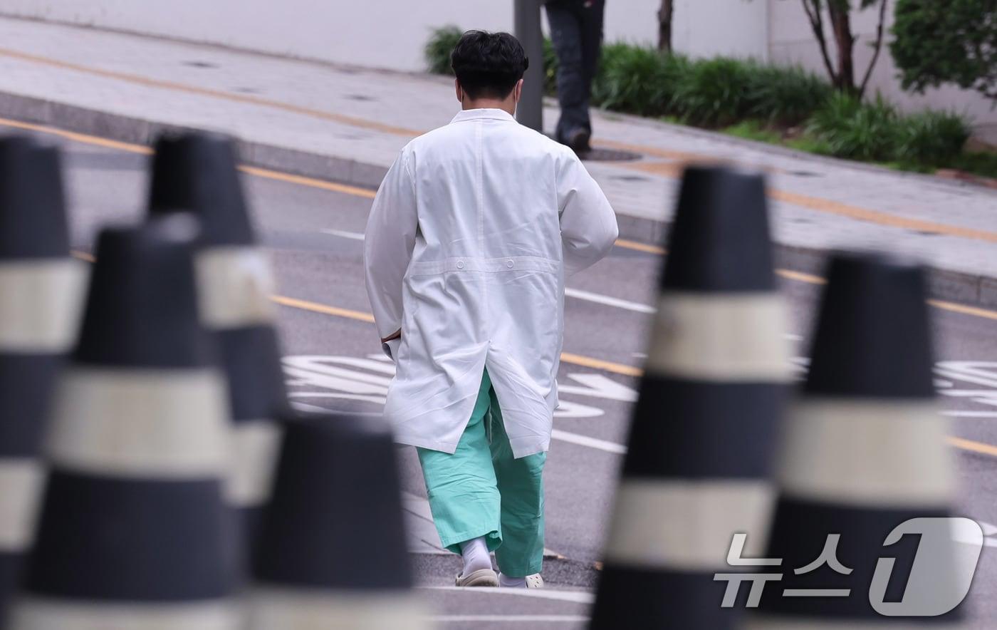 서울의 한 대학병원에서 의료진이 이동하는 모습./뉴스1 ⓒ News1 박지혜 기자