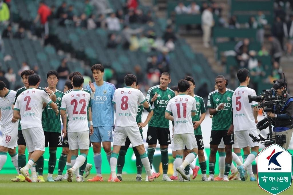 본문 이미지 - K리그1 선두 경쟁 중인 대전 하나시티즌과 전북 현대. (한국프로축구연맹 제공)