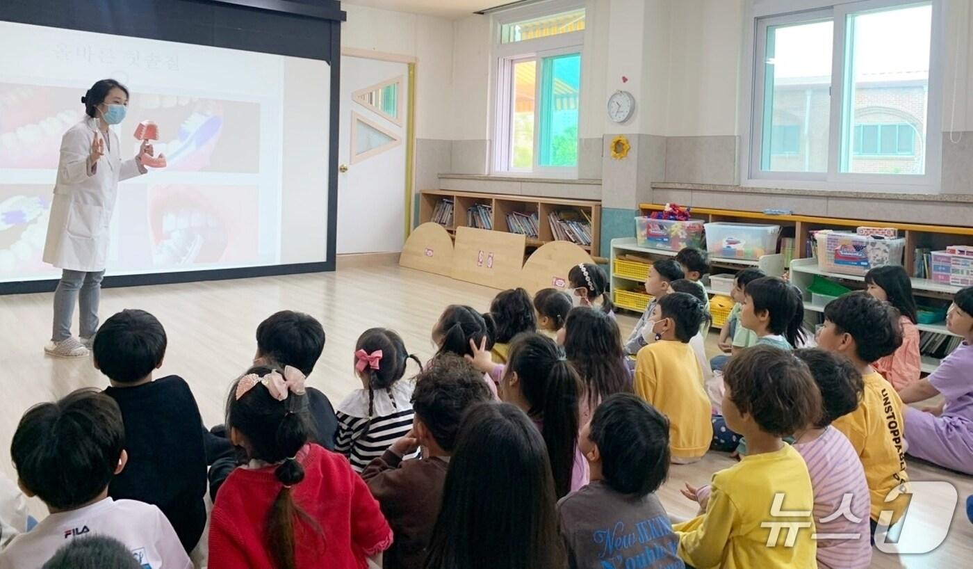 본문 이미지 - 충북 괴산군보건소는 지역 어린이집과 유치원, 초·중·고등학교를 대상으로 '영유아와 학교 구강 보건사업'을 추진한다.(괴산군 제공)/뉴스1
