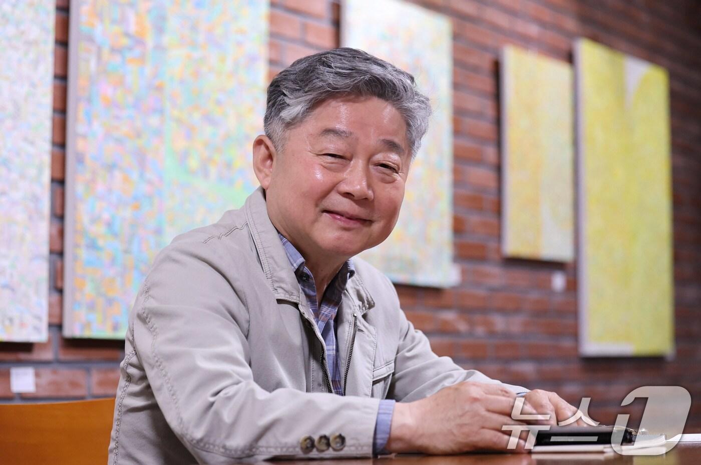 본문 이미지 - 이창규 화백이 19일 서울 중구 정동 프란치스코회관 산다미아노 갤러리에서 뉴스1과 인터뷰를 갖고 있다. 2025.5.19/뉴스1 ⓒ News1 박지혜 기자