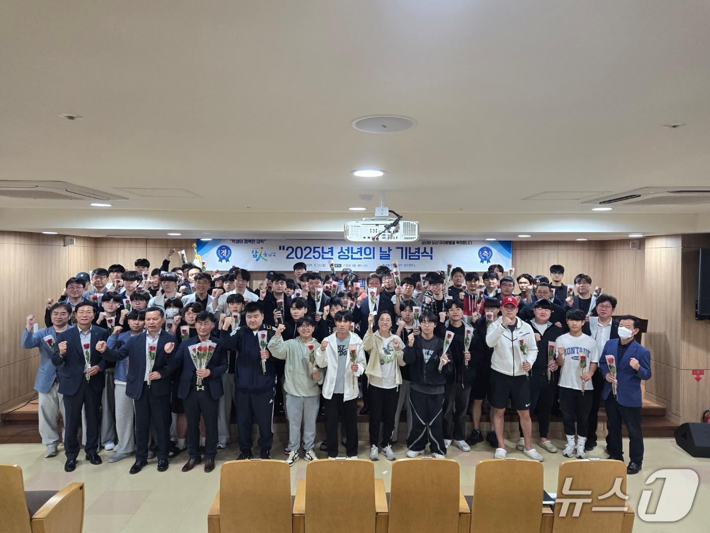 본문 이미지 - 한국폴리텍Ⅳ대학 대전캠퍼스가 19일 성년 축하 행사를 개최했다. (한국폴리텍Ⅳ대학 대전캠퍼스 제공.재판매 및 DB금지)/뉴스1