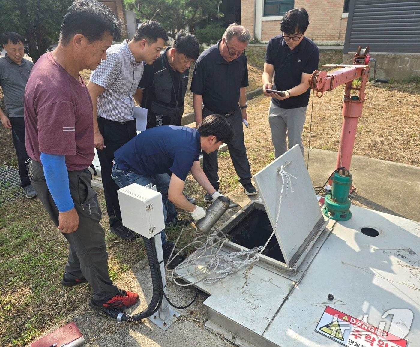 본문 이미지 - 한강청 기술자문위원단이 지난해 8월 동두천 공공하수처리시설에서 유입수와 관련해 관계자의 설명을 듣고 있는 모습.(한강청 제공)