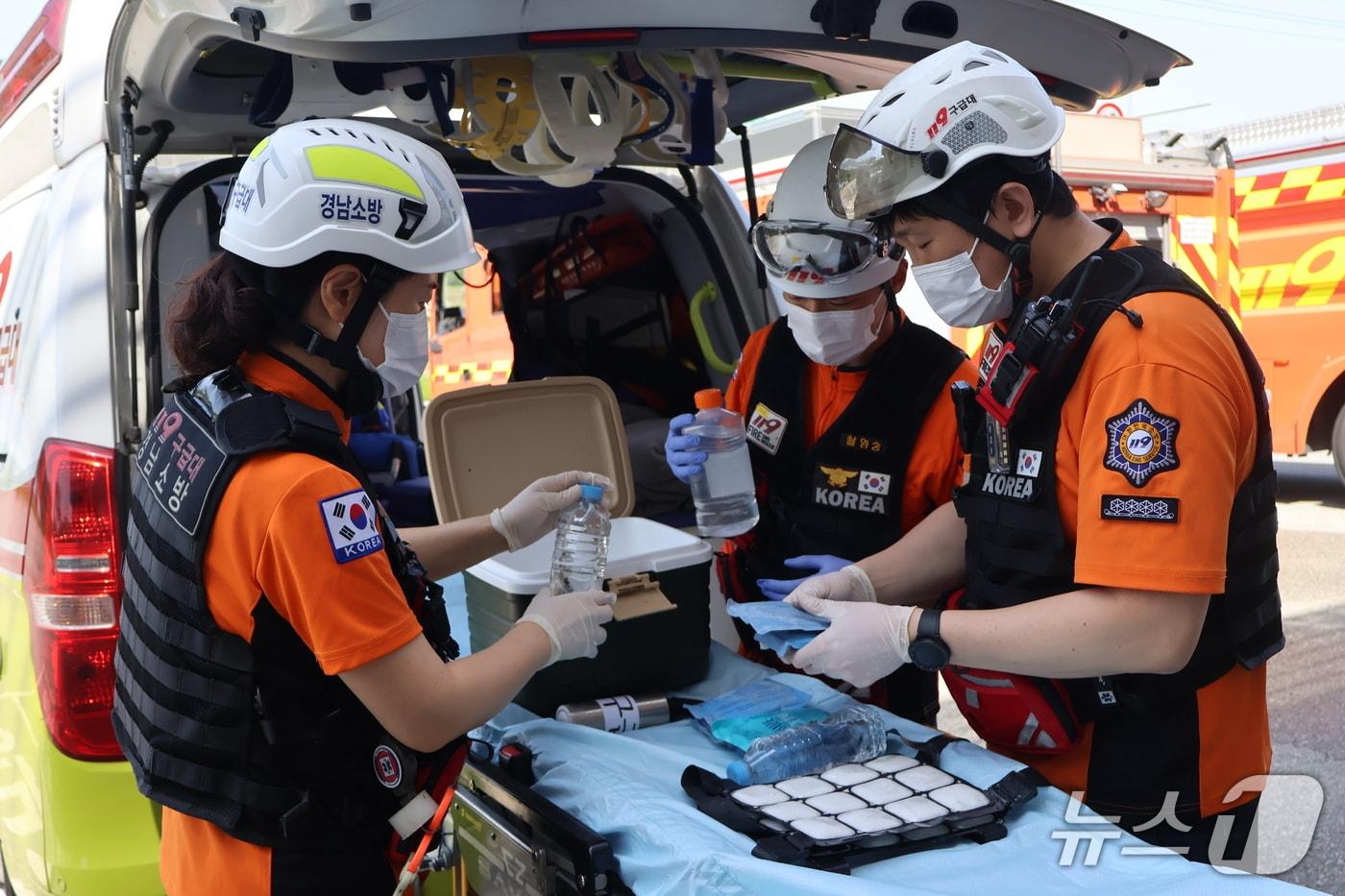 본문 이미지 - 경남소방본부 119폭염구급대가 온열질환 대응 장비를 점검하고 있다.(경남소방본부 제공. 재판매 및 DB금지)