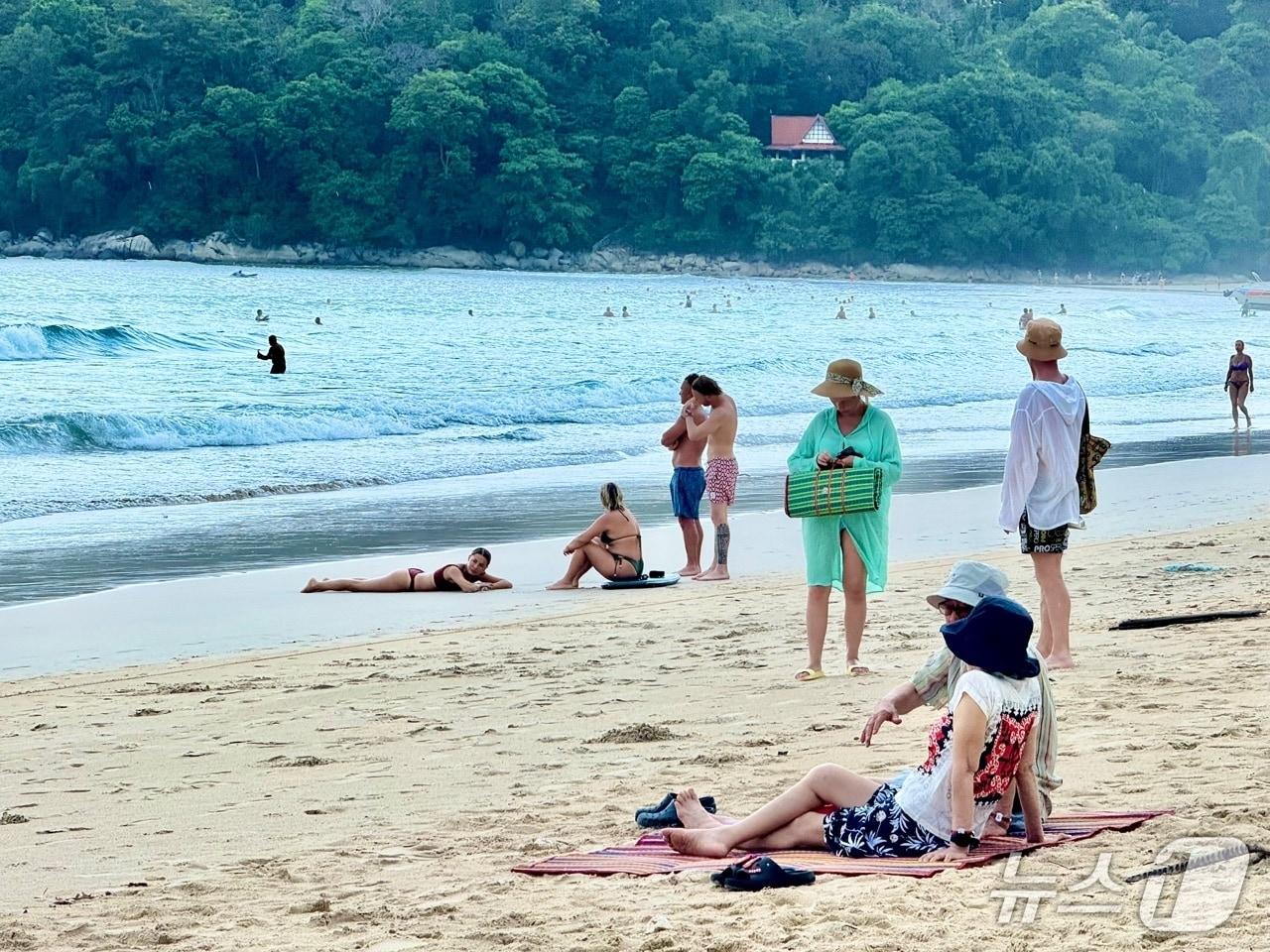 본문 이미지 - 클럽메드푸껫이 위치한 태국 카타해변의 모습. 리조트에서 계단 하나만 내려가면 끝없이 펼쳐진 백사장을 마주할 수 있다. ⓒ 뉴스1 김형준 기자