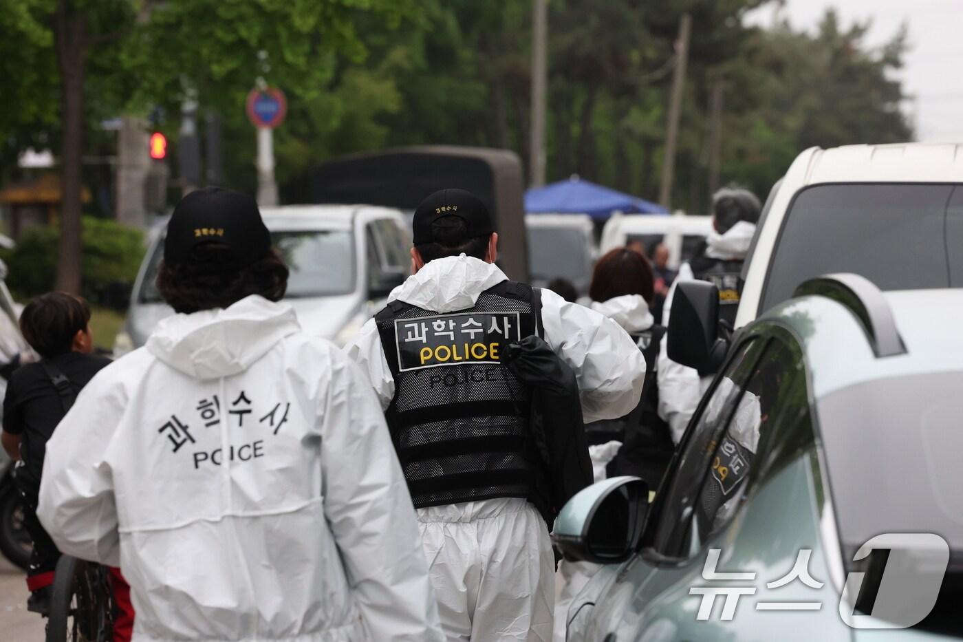 19일 경기 시흥시 정왕동 일대에서 50대 중국인 소행으로 추정되는 흉기 피습 사건 4건이 잇따라 발생해 2명이 사망한 것으로 확인됐다. 사진은 이날 사건 현장에서 과학수사대가 현장 감식을 진행한 후 철수하는 모습. ⓒ News1 김영운 기자