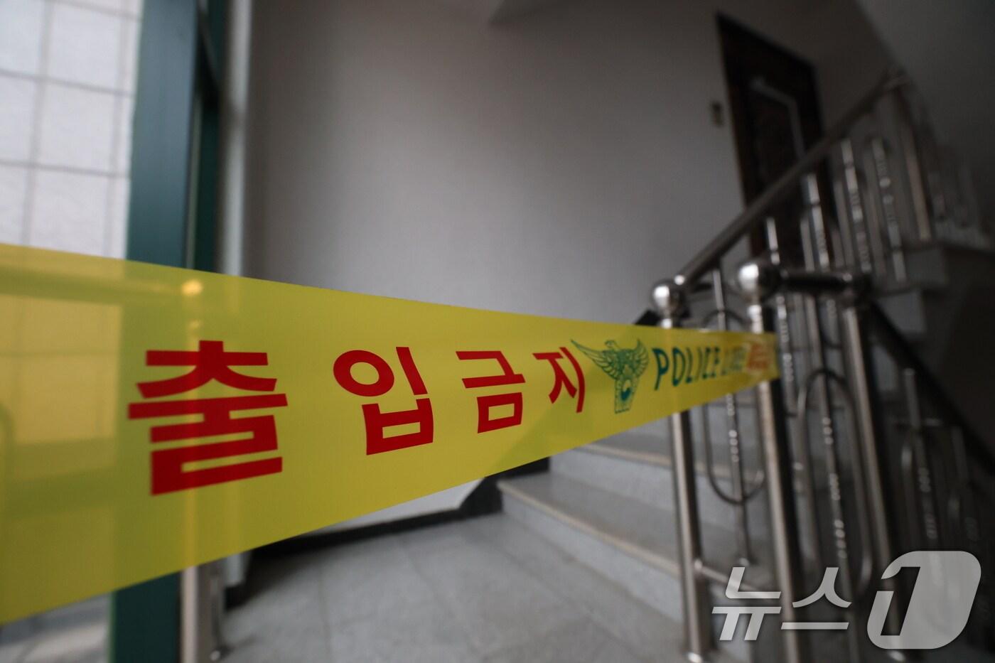 19일 경기 시흥시 정왕동 일대에서 50대 중국인 소행으로 추정되는 흉기 피습 사건 4건이 잇따라 발생해 2명이 사망한 것으로 확인됐다. 사진은 이날 경찰 폴리스 라인이 설치된 피습 현장. ⓒ News1 김영운 기자