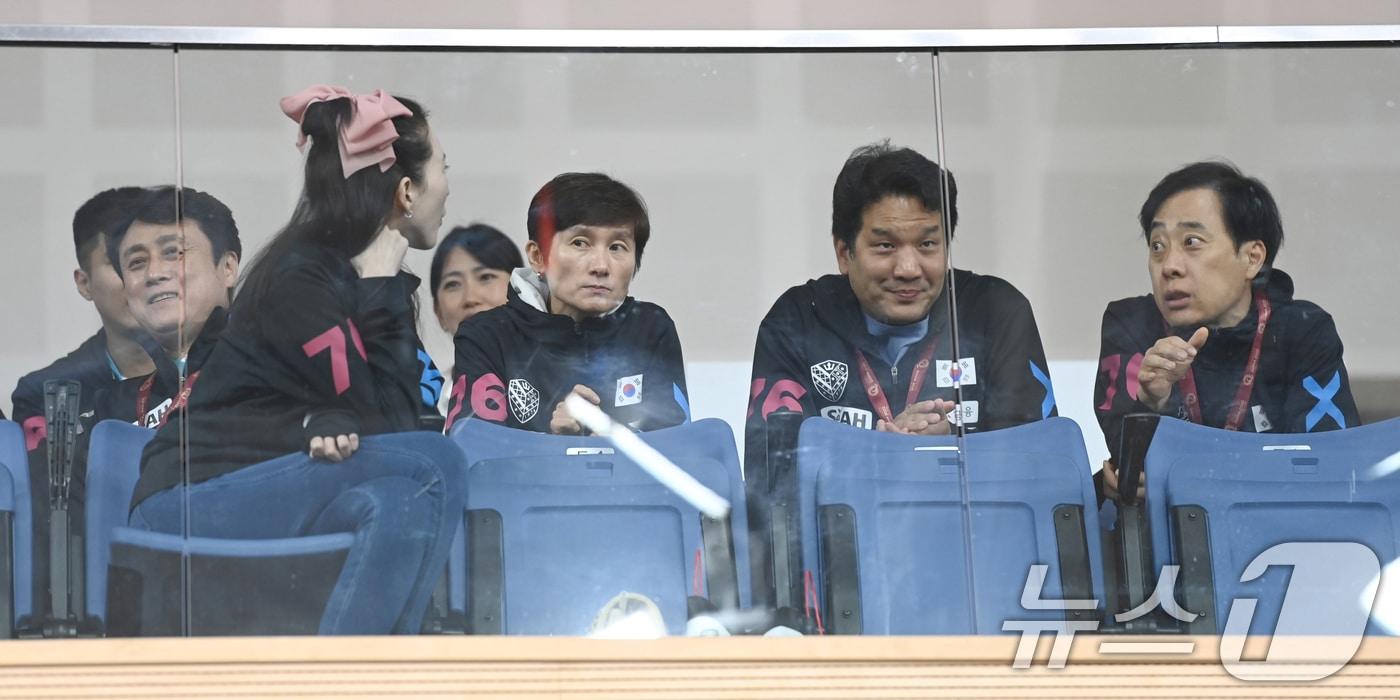 탁구대표팀 최영일 훈련 단장&#40;왼쪽부터&#41;, 탁구협회 채문선 전 부회장, 현정화 부회장, 이태성 회장, 유남규 부회장이 18일&#40;현지시간&#41; 카타르 도하 카타르대학교 스포츠 컴플렉스에서 열린 2025 국제탁구연맹&#40;ITTF&#41; 세계선수권대회 경기를 지켜보고 있다. &#40;사진공동취재단&#41; 2025.5.19/뉴스1
