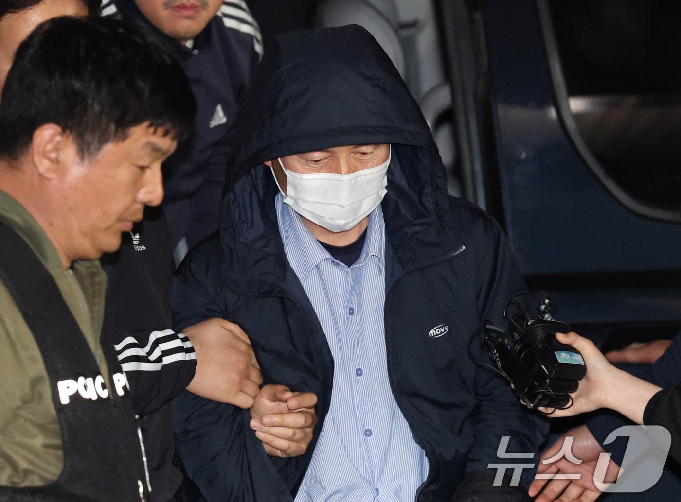본문 이미지 - '시흥 흉기 공격' 용의자 차철남이 19일 오후 경기 시흥시 장곡동 시흥경찰서로 압송되며 호송차에서 내리고 있다. 이날 경기 시흥시 정왕동 일대에서 흉기 피습 사건 4건이 잇따라 발생해 2명이 사망한 것으로 확인됐다. 2025.5.19/뉴스1 ⓒ News1 김영운 기자