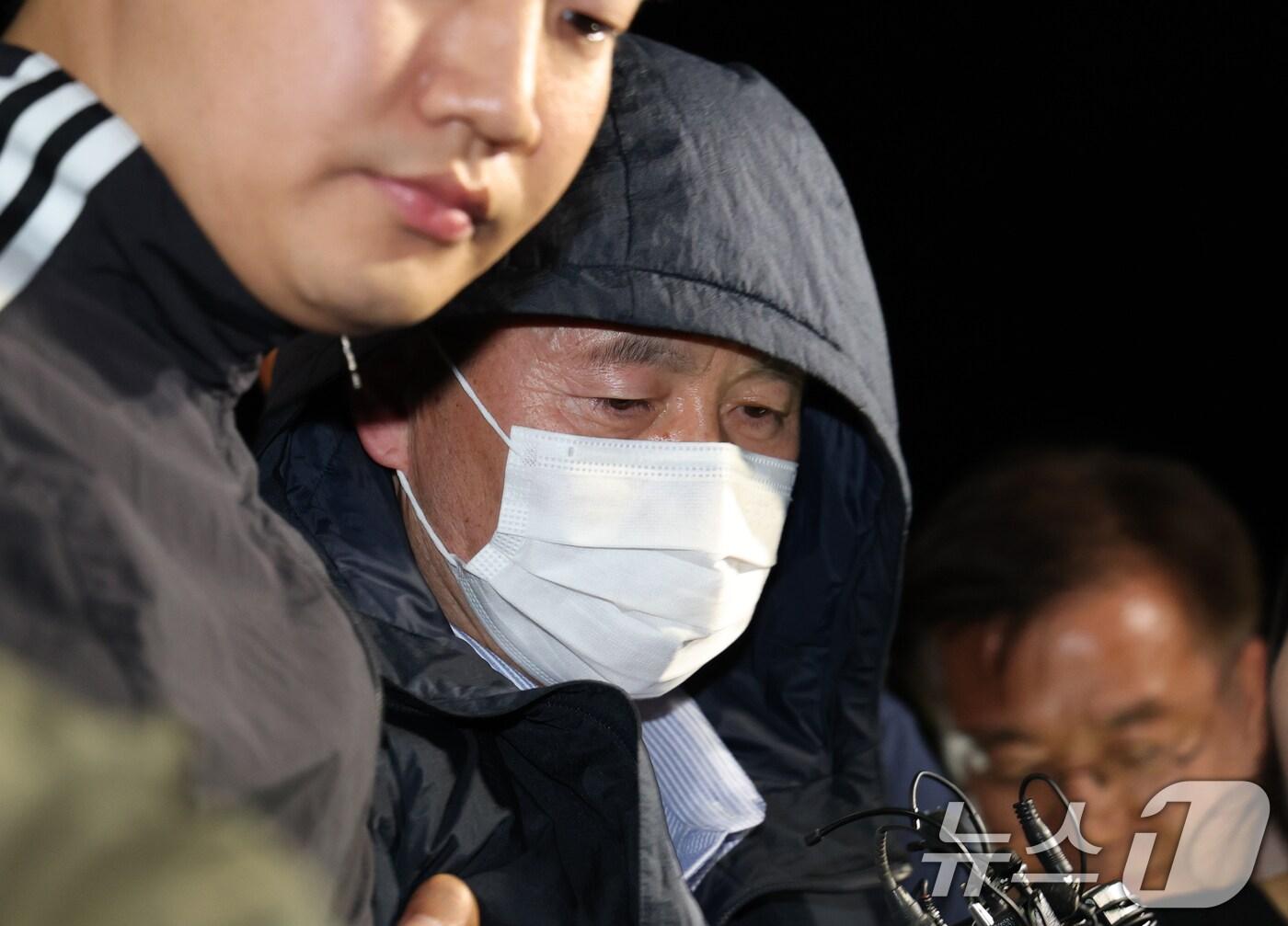 본문 이미지 - &#39;시흥 흉기 공격&#39; 용의자 차철남이 19일 오후 경기 시흥시 장곡동 시흥경찰서로 압송되며 취재진 질문에 답하고 있다. 이날 경기 시흥시 정왕동 일대에서 흉기 피습 사건 4건이 잇따라 발생해 2명이 사망한 것으로 확인됐다. 2025.5.19/뉴스1 ⓒ News1 김영운 기자