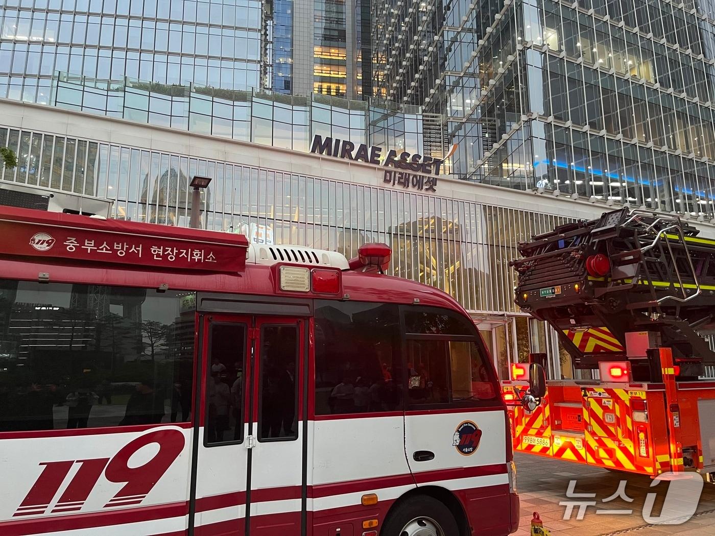 본문 이미지 - 19일 오후 7시쯤 서울 중구 수하동 미래에셋센터원 건물 지하 7층에서 화재가 발생해 소방이 진화에 나섰다. 2025.5.19/뉴스1 김종훈 기자