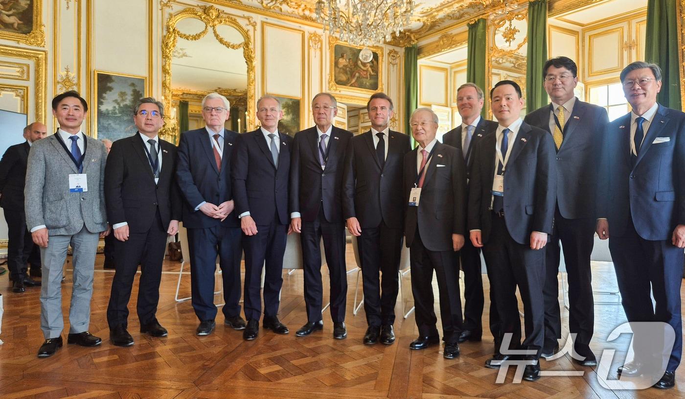 류진 한경협 회장을 비롯한 한국 민간 경제사절단이 19일 프랑스 베르사유궁에서 열린 &#39;한-프랑스 특별 라운드테이블&#39;에서 에마뉘엘 마크롱 프랑스 대통령가과 기념촬영을 하고 있다. 이번 회의는 마크롱 대통령이 주관하는 2025년 &#39;Choose France Summit&#39;행사 중 특정 국가와의 양자 비즈니스 간담회로는 유일하게 마련된 자리다. 왼쪽부터 오정강 엔켐 대표, 장재훈 현대차 부회장, 쟝 르미에르 BNP파리바 회장, 프랑수와 자코브 에어리퀴드 CEO&#40;프측 위원장&#41;, 류진 한경협 회장, 에마뉘엘 마크롱 프랑스 대통령, 손경식 CJ회장, 바우터 반 베르쉬 에어버스 수석부사장, 허진수 SPC 사장, 조원태 대한항공 회장, 김창범 한경협 부회장 &#40;한국경제인협회 제공. 재판매 및 DB 금지&#41; 2025.5.19/뉴스1