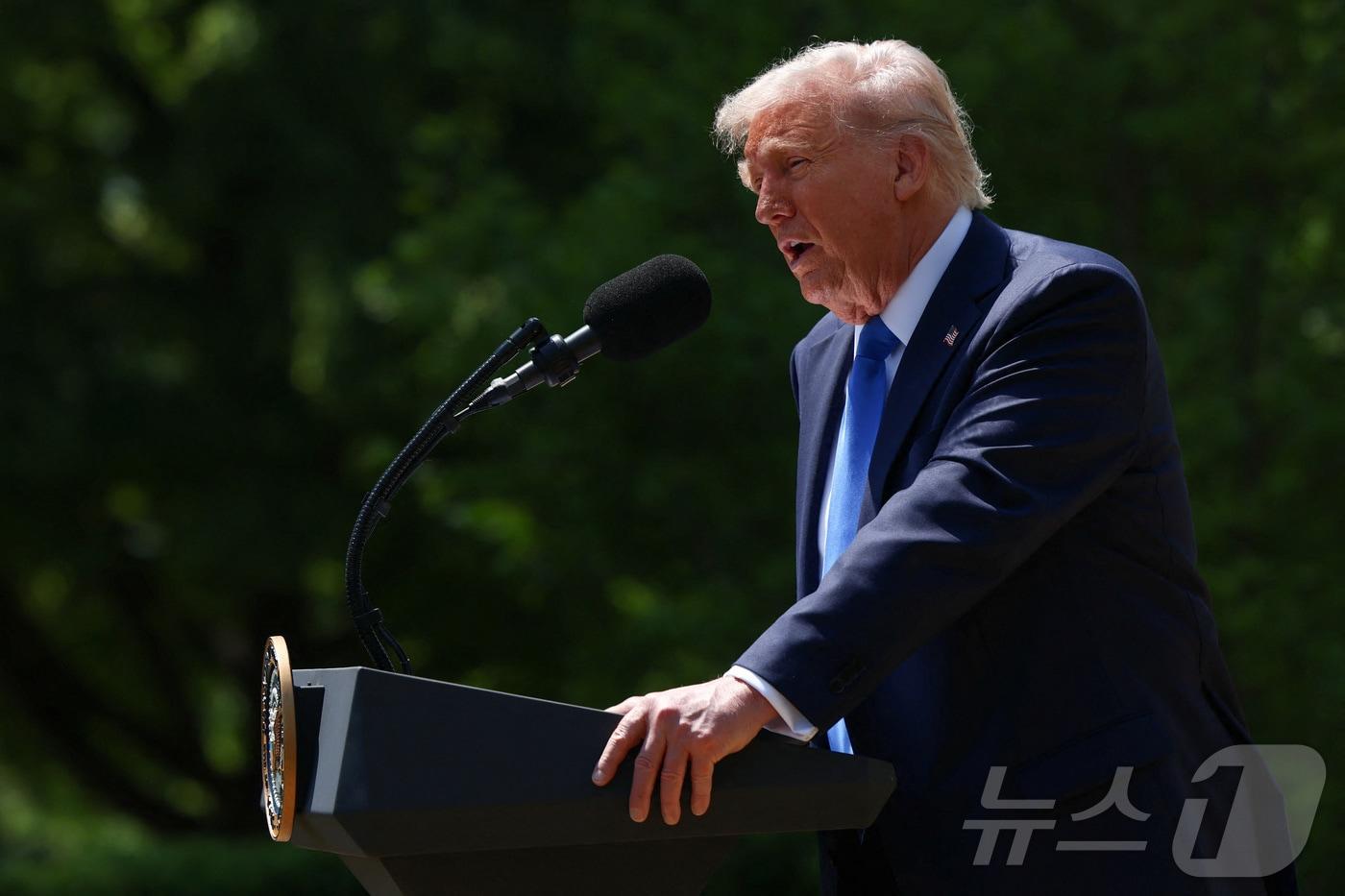 도널드 트럼프 미국 대통령이 1일(현지시간) 미국 워싱턴DC 백악관 로즈가든에서 국가 기도의 날 기념 연설을 하고 있다. ⓒ 로이터=뉴스1 ⓒ News1 류정민 특파원