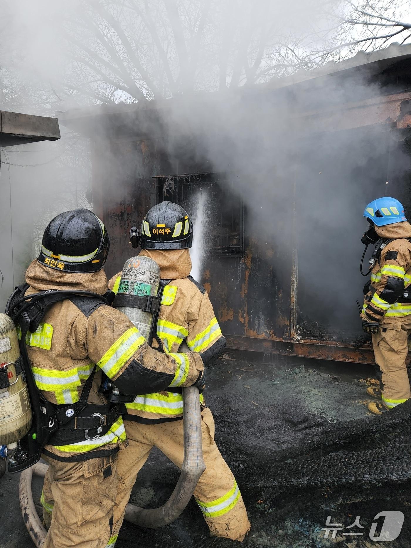본문 이미지 - 경기 양주시 에어컨 자재보관용 창고 화재(양주소방서 제공. 재판매 및 DB 금지)/뉴스1 